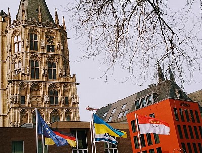 Ein Teil des historischen Rathauses mit Ratsturm und Glockenspiel